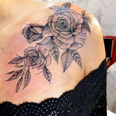 tatuagem no meio dos peitos|Tatuagem feminina no peito: 15 ideias de diferentes estilos para。